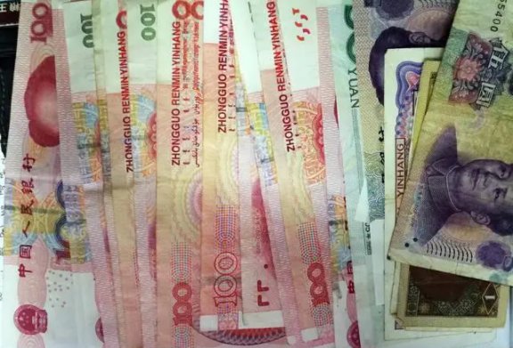 上海一段小区业主从楼顶撒现金的视频引关注,涉事小区物业对此有何回应?