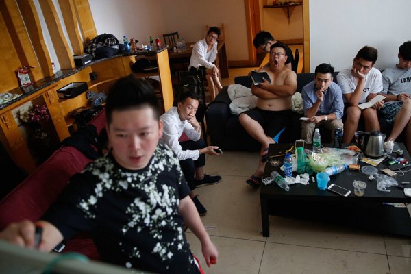 “浪迹情感”从疯狂涨粉到被封不过24小时,“PUA教父”是怎么回事?