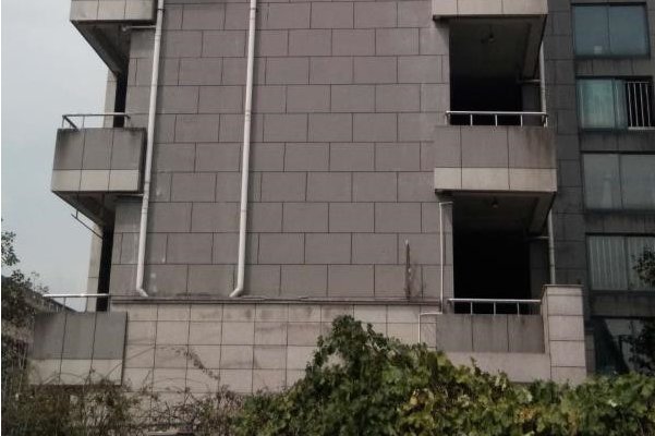 16岁少女开学首日校内坠亡，发现了什么线索，被判定为自杀？