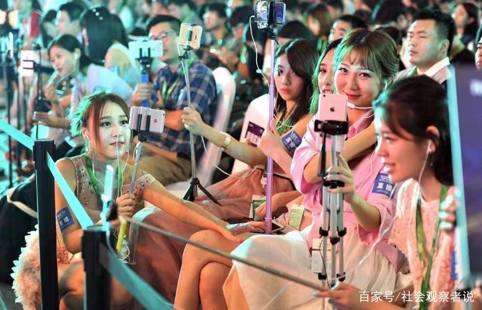 23岁网红吊塔女司机小邱妹不幸离世，生前视频记录了整个经过，你怎么看？