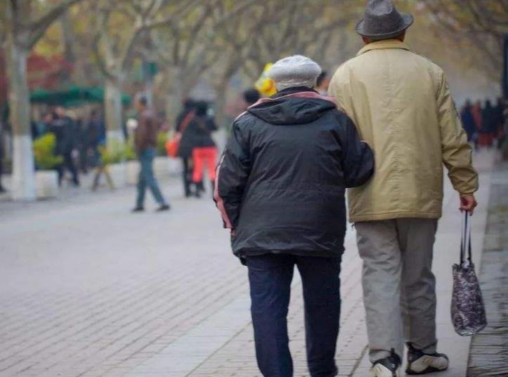 老伯网恋被90后情侣骗60多万，到底发生了什么事情？