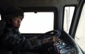 20岁女兵征服40吨远火车,谁说女子不如男?