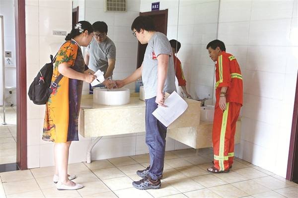 “保洁员喝便池水”事件引起热议，是否有悖公序良俗？