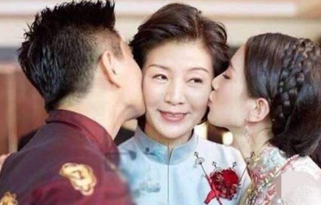 刘诗诗的妈妈保养太好,只比女婿吴奇隆大2岁,她的状态怎么样?