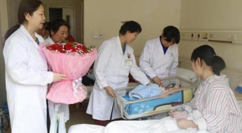 东北三省放开生育限制一事引发热议，新华社对此有何评价？