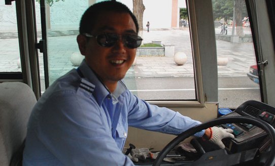 网曝昆明一公交司机等红灯时吃饭是真的吗?