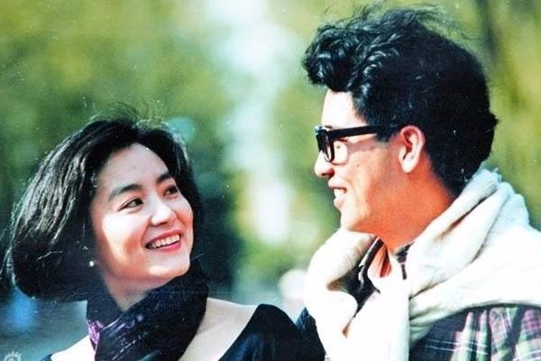 65岁林青霞主动亲吻年下型男,凭什么被嘲“人老心不老”?