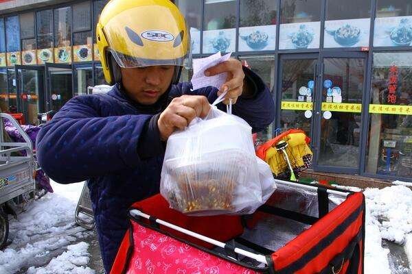 安徽一司机肇事逃逸被外卖小哥劝回，现场发生了什么?