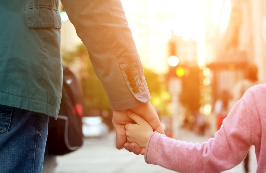 6岁女娃如何教科书式报警救了醉酒爸爸?