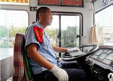 网曝昆明一公交司机等红灯时吃饭是真的吗?