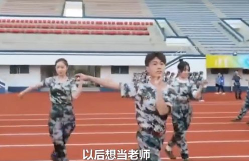 大一新生军训表演拉丁舞,大学生为何都是多才多艺的?