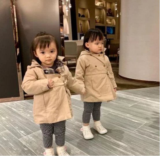 郭可颂熊黛林带两个女儿游玩，场面有多温馨？