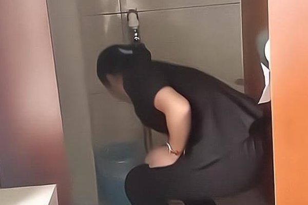 “保洁员喝便池水”事件引起热议，是否有悖公序良俗？