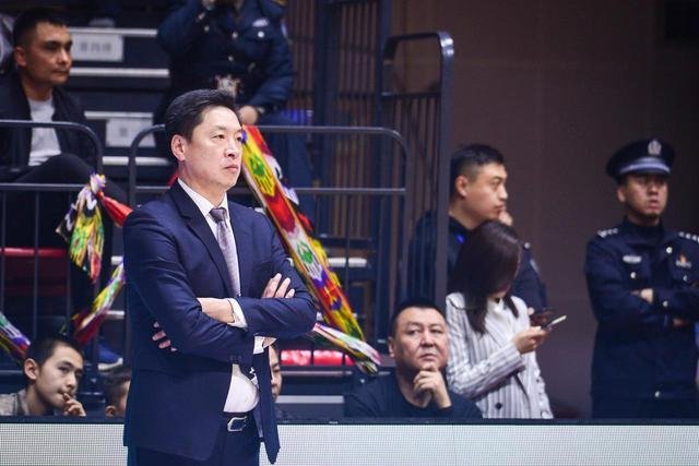 导致广厦男篮被罚100万的“史上最贵海报”到底是怎么回事呢?