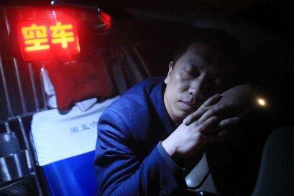 虎爸暴打儿子录视频发班级群，因为啥非要暴打孩子？