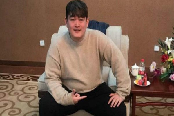 赵本山儿子吃盒饭抽10元烟,这不是很正常的事吗,有必要放大吗?