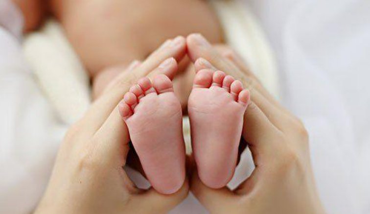 中央表示完善生育休假与生育保险制度,具体该如何调整?