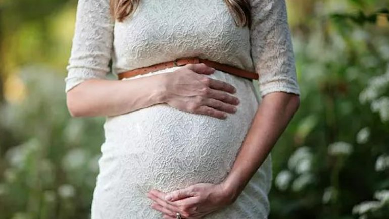 中央表示完善生育休假与生育保险制度,具体该如何调整?