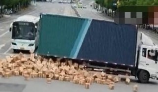 1000多箱茅台翻车了，是什么原因导致翻车？