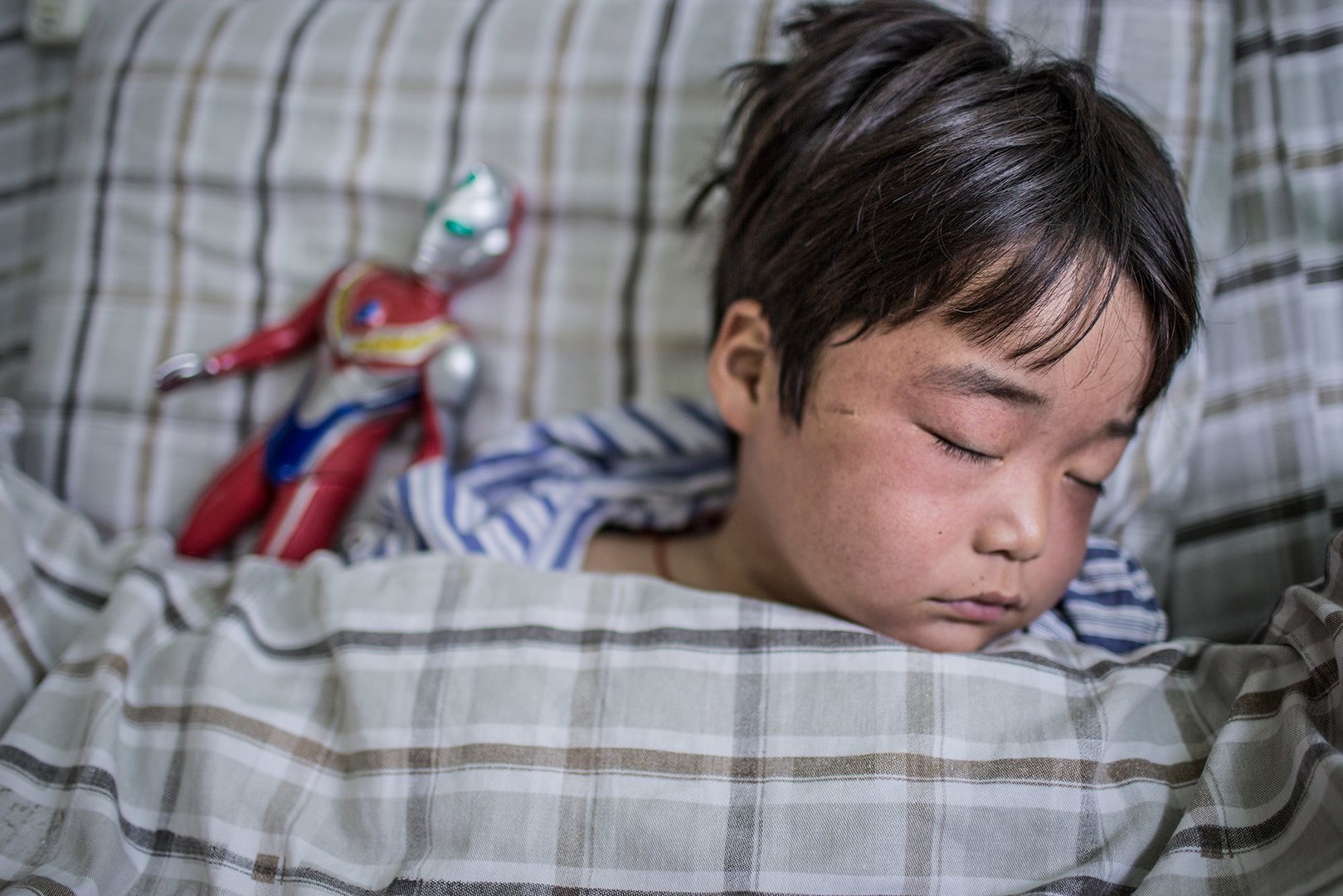 四川南充一男子挤压幼儿肚子的视频引发争议,男子为何这么对待孩子?