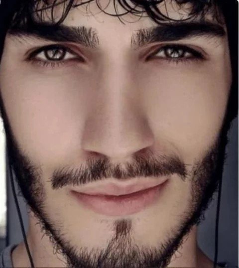 当年那个因长相太帅气,被国家下令赶出国的阿拉伯小伙,如今怎样?