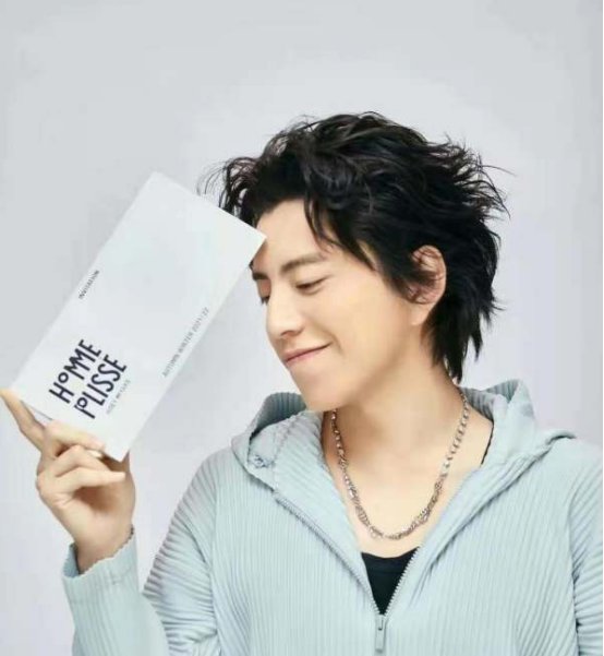 关于在节目上抱李沁这件事，王大陆是如何回应的？