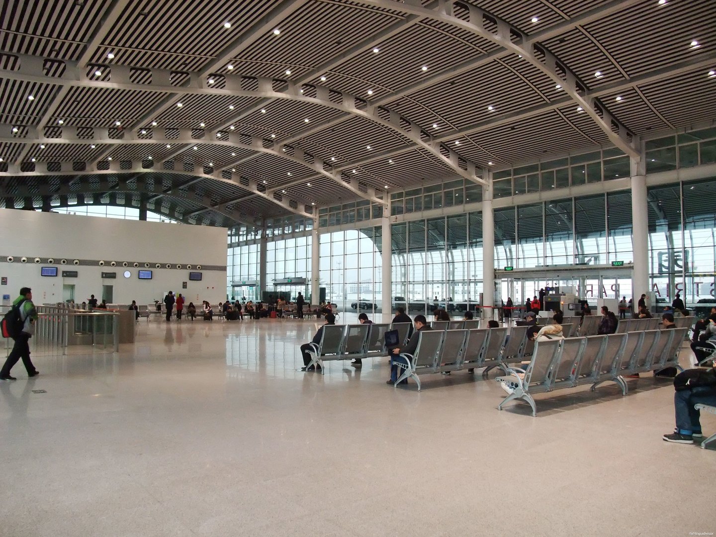 雄安高铁站是全亚洲最大高铁站，这个高铁站有多大？