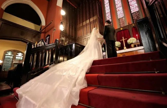 沈阳一新人乘地铁赶往婚礼现场，这算是对“婚礼从简”的践行吗？