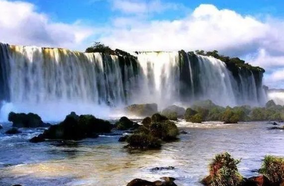 飞流直下三千 尺疑银河落九天是什么意思?