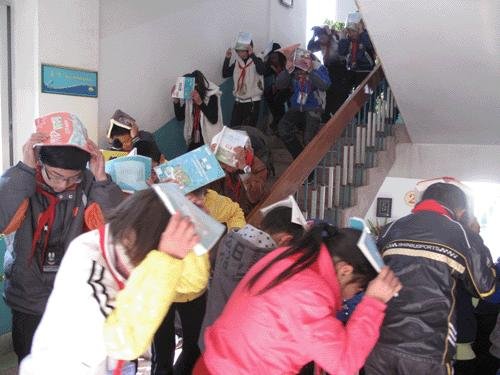 云南一家十多口人刚逃出房子就塌了，屋里的钱财是否带出来了？