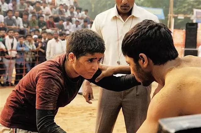 电影《摔跤吧！爸爸》，为何争议这么大？