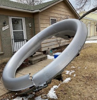 美国一波音客机起飞后引擎爆炸，造成事故的原因是什么？