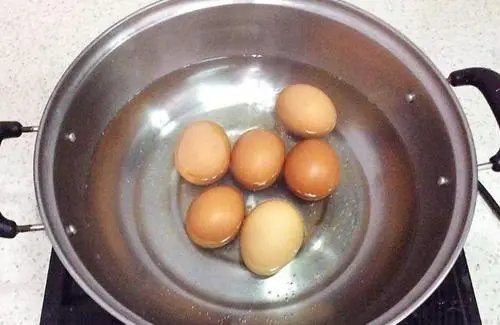 煮鸡蛋是冷水下锅还是热水下锅?为什么?