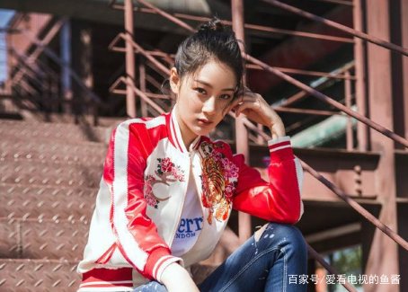 赵圆瑗颜值高真任性,红白拼接棒球服配牛仔裤,休闲舒适有气质吗?