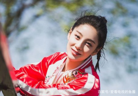 赵圆瑗颜值高真任性,红白拼接棒球服配牛仔裤,休闲舒适有气质吗?