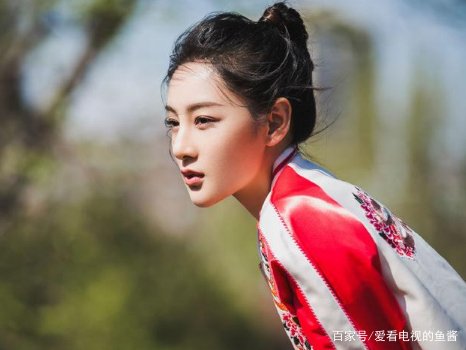 赵圆瑗颜值高真任性,红白拼接棒球服配牛仔裤,休闲舒适有气质吗?