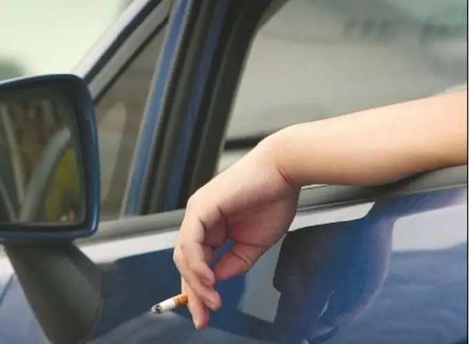 哈尔滨一乘客车内抽烟被拒安排有关部门查车,这名男子到底是什么来头?