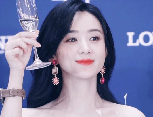 赵丽颖耳环掉在锁骨上，当时现场的情况是怎样的？