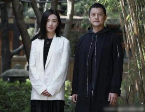 李亚鹏携女友约见舞蹈家杨丽萍,寸步不离似连体婴,网友对此有何评价?