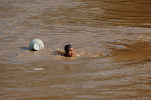 四川乐山近10人组团洪水中游泳，这么做安全吗？