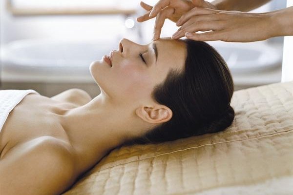 为什么眼周的皮肤都比较暗沉？