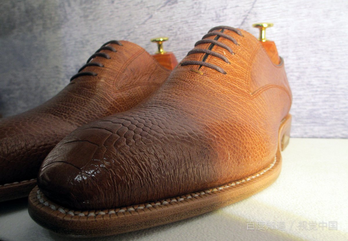 穿休闲西装，平时出门穿什么鞋子好？