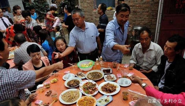 曾经讲究“人到礼到”,为何现在农村宴席变成“礼到人不到”了?