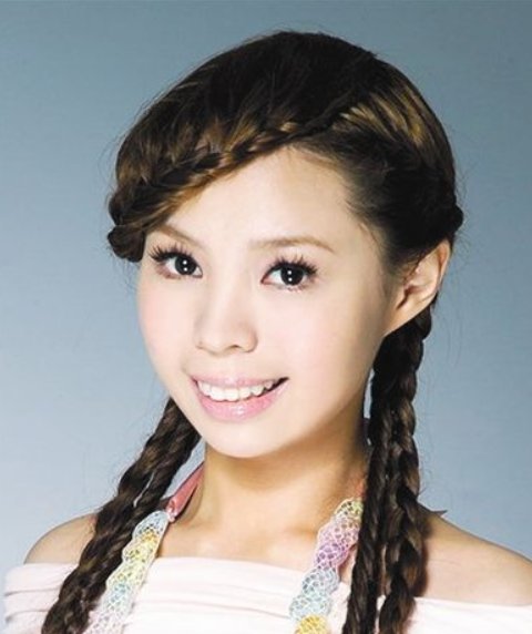 许哲佩有首歌！歌词是“黑的白的红的蓝……”歌名叫什么啊？