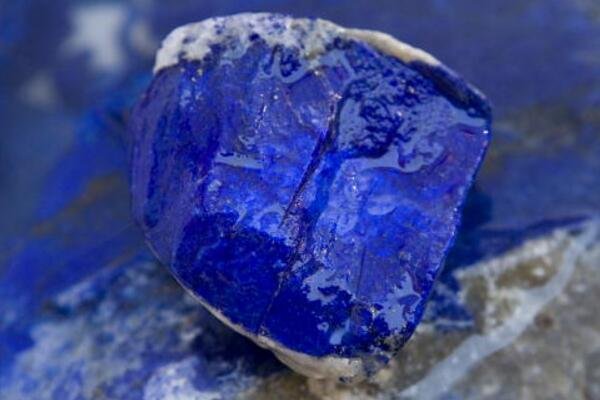 如何鉴别青金石