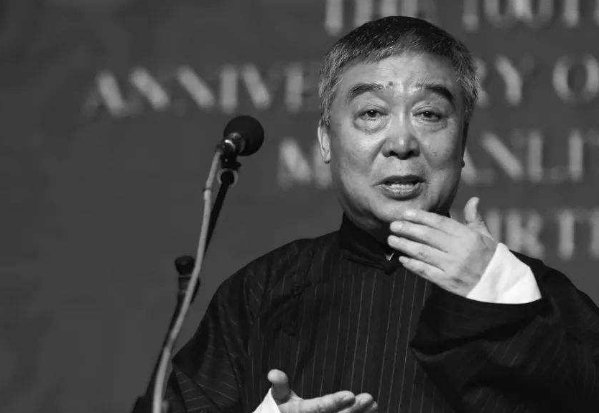 著名相声演员师胜杰离世后，在葬礼上哭到昏厥的妻子，如今怎样了？