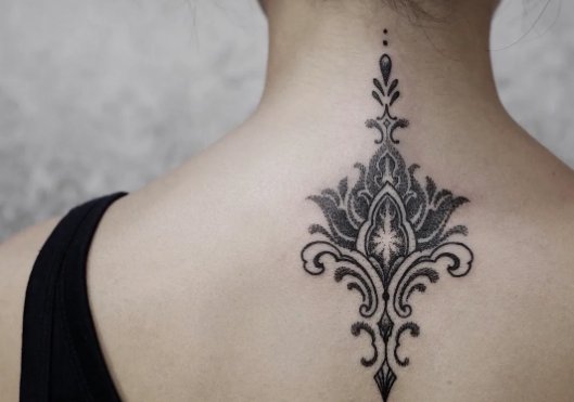 17岁女孩去纹身遭店老板怒斥!老板为何会有这样的反应?