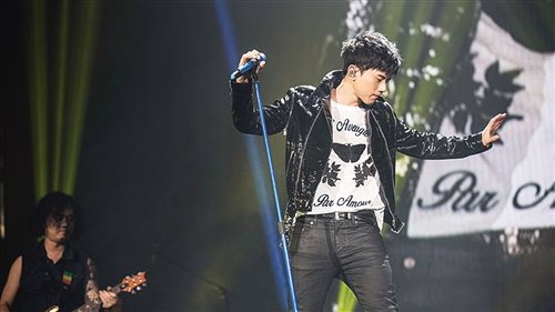 小伙在张杰演唱会上突然向女友求婚，这场求婚有多烂漫？