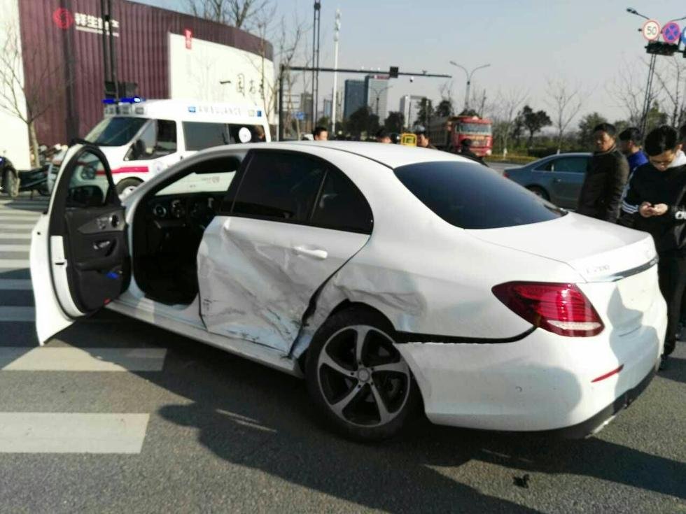 江苏一老人推婴儿车过马路时被车撞飞，这场事故的主要责任人是谁？