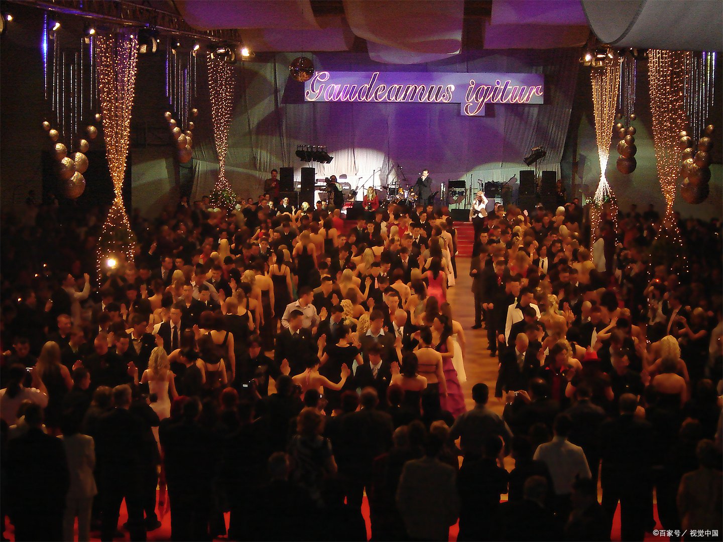 媒体评清华大学校庆女团舞,都表达了哪些观点?